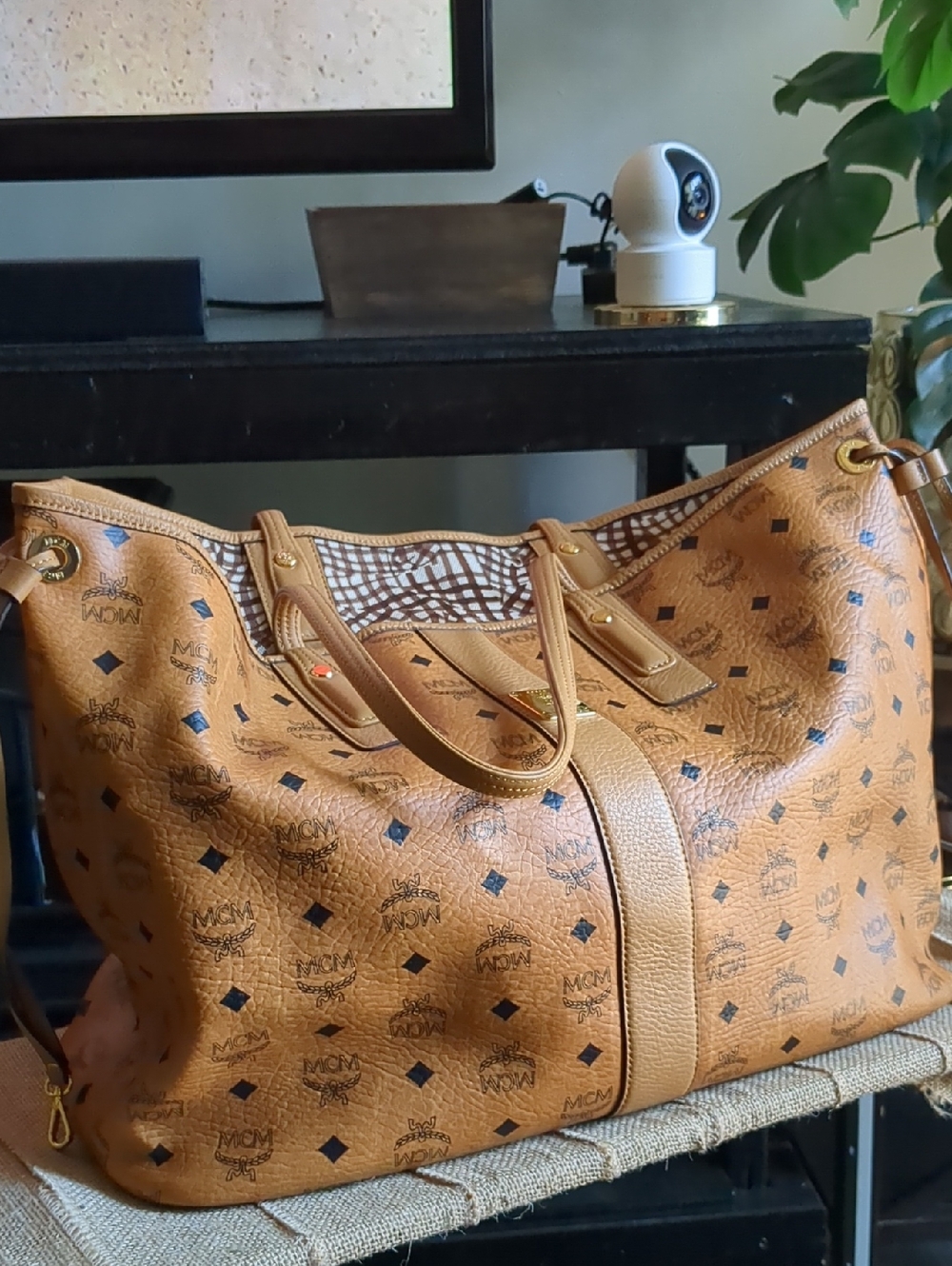 🧡MCM Cognac Monogram Tote with Gold Hardware. AUTHENTIC 🧡🧡 - Picture 2 of 16
